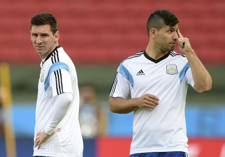 Lionel Messi en Sergio Agüero tijdens een training van de Argentijnse nationale ploeg