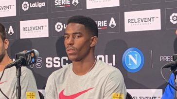 Junior Firpo tijdens de persconferentie in Miami