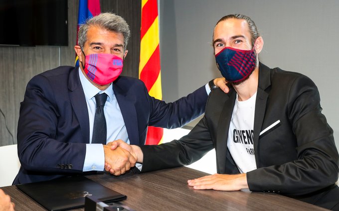 Mingueza tekent een nieuw contract bij FC Barcelona