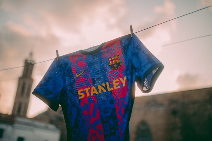vergeten barsten Doe mee FC Barcelona presenteert derde shirt voor Champions League
