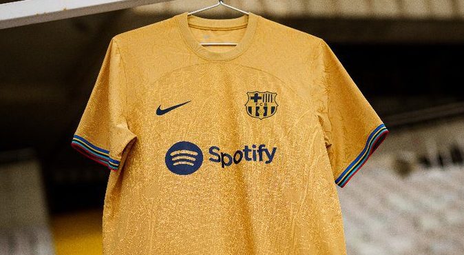 succes Traditioneel druk Barcelona onthult gouden uitshirt voor nieuwe seizoen